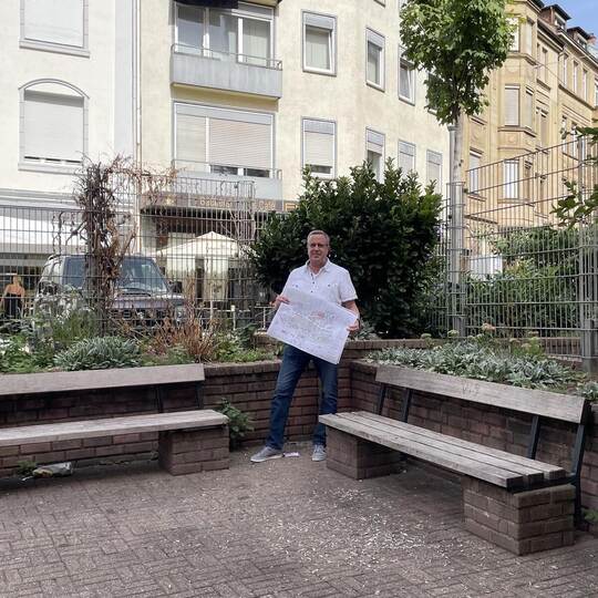 Anfang September erläutert Stadterneuerer Martin Eisenhauer von der städtischen Sanierungsstelle beim PZ-Rundgang die Ziele für
