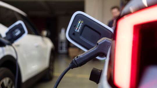 E-Autos als mobile Energiespeicher für Haus und Stromnetz E-Autos als mobile Energiespeicher für Haus und Stromnetz