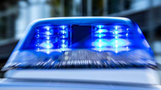 Straßenbahn schleift Auto mit - Fahrerin schwer verletzt Straßenbahn schleift Auto mit - Fahrerin schwer verletzt