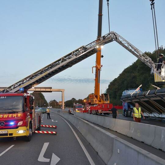 Fertighaus-Ladung verrutscht – Landstraße stundenlang dicht