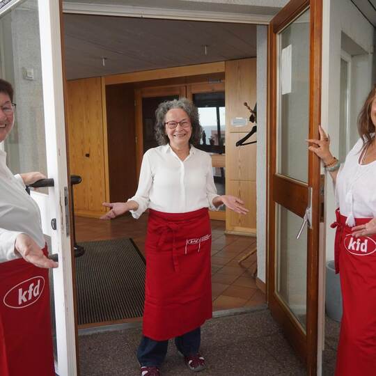 Martina Theurer, Cäcilia Bischof und Petra Wold (von links) von der katholischen Frauengemeinschaft laden die Gäste an Erntedank