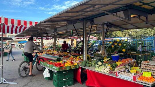 Am 10. Oktober gibt es auf dem Wochenmarkt wieder ein herbstliches Treiben mit Kürbissuppe und rumänischen Krautwickeln. Cikaqi