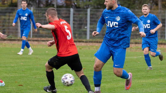 Der 1. FC Dietlingen mit Robin Locher (rechts) hat in dieser Saison noch keinen Punkt geholt. Foto: Ralf Becker