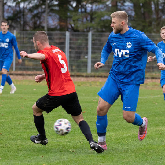 Der 1. FC Dietlingen mit Robin Locher (rechts) hat in dieser Saison noch keinen Punkt geholt. Foto: Ralf Becker