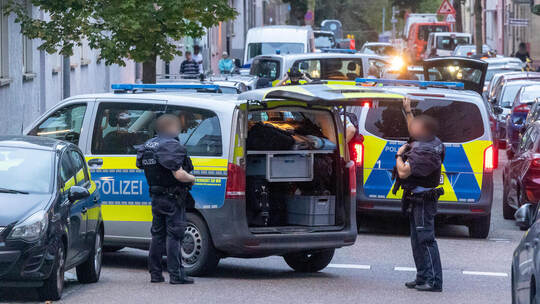 Beamte machen sich am frühen Abend an der Erbprinzenstraße bereit für den Einsatz in der Abschiebehaftanstalt. Meyer Einsatz Abschiebehaftanstalt JVA