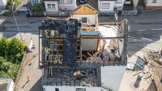 Zerstörungen an Häusern nach einem mutmaßlichen Tornado Zerstörungen an Häusern nach einem mutmaßlichen Tornado