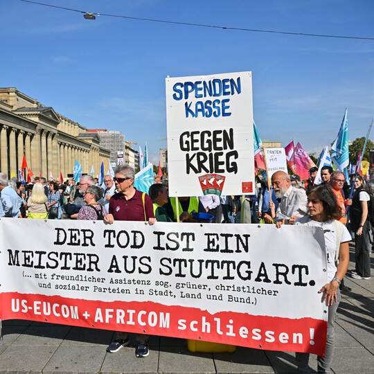 Friedensdemonstrationen gegen Aufrüstung und Krieg in Stuttgart