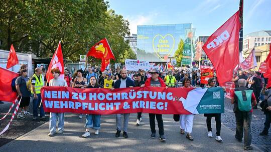 Friedensdemonstrationen gegen Aufrüstung und Krieg in Stuttgart Friedensdemonstrationen gegen Aufrüstung und Krieg in Stuttgart