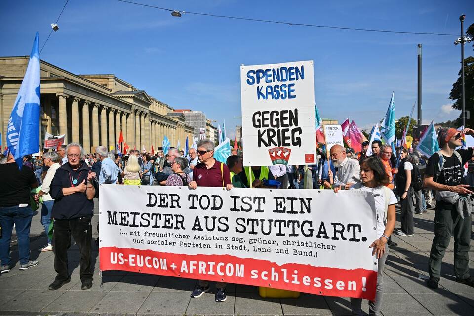 Friedensdemonstrationen gegen Aufrüstung und Krieg in Stuttgart