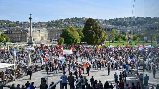 Friedensdemonstrationen gegen Aufrüstung und Krieg in Stuttgart