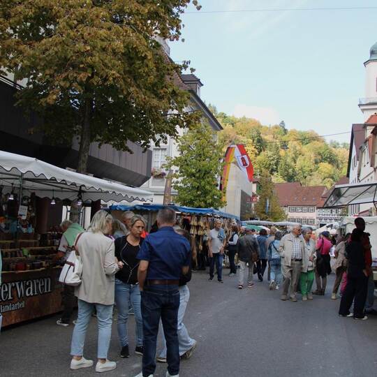 Gemütlich lässt es sich durch die Marktstände bummeln und so manches entdecken. Knöller
