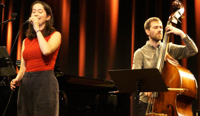 Höchste Töne und „singender“ Kontrabass in Remchingen: Dieses Jazz-Trio lässt den Löwensaal schweben