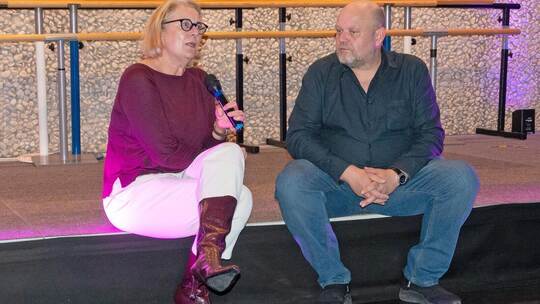 Friederike Zobel, Leiterin des Schmuckmuseums, im Gespräch mit Regisseur Michal Kosakowski. Uta Volz