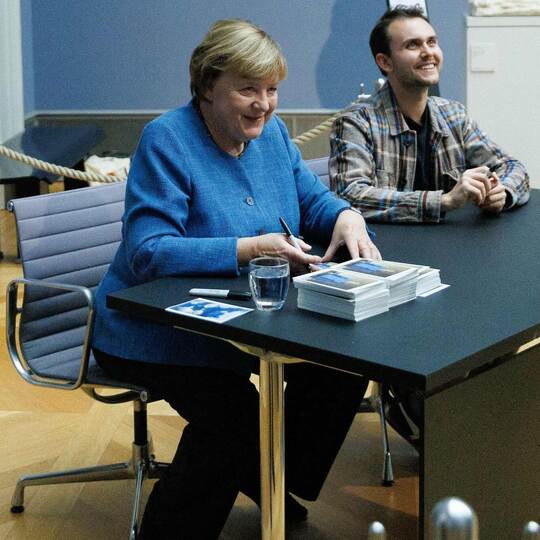 Bundeskanzlerin a.D. Merkel signiert Kunstpostkarten