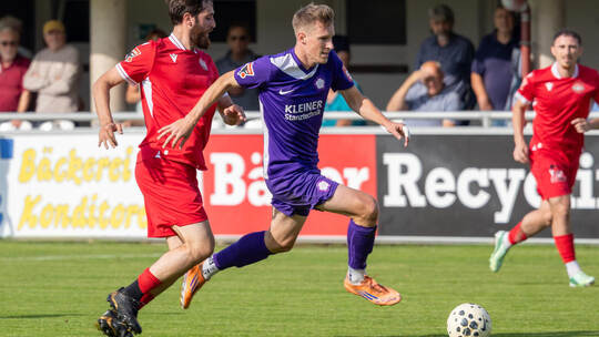Unaufhaltsam: Der FC Nöttingen – hier mit Benedikt Fassler am Ball –war vom Gegner nicht zu bremsen. Ralf Becker