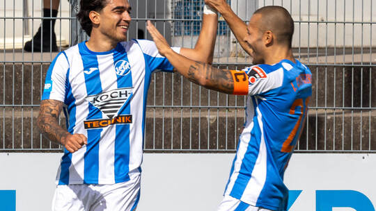 Zurück in der Erfolgsspur: CfR-Kapitän Marvin Gnaase (rechts), hier mit Enrique Katsianas-Sanchez im Spiel gegen Balingen.Ralf B