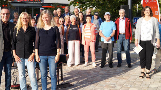 Rund 30 Sänger aus drei Chören kamen mit Bürgermeister Michael Seiß, Heike Buss, Vorsitzende des Liederkranzes Friolzheim, und C