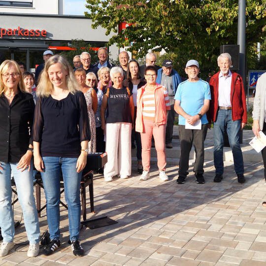 Rund 30 Sänger aus drei Chören kamen mit Bürgermeister Michael Seiß, Heike Buss, Vorsitzende des Liederkranzes Friolzheim, und C