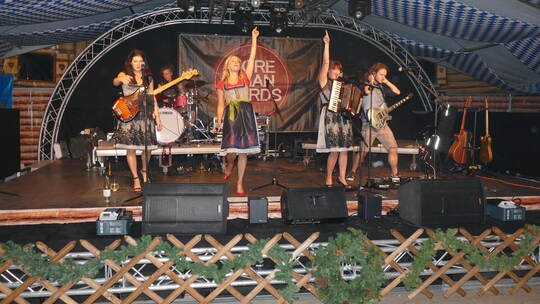 Starke Bühnenpräsenz beim Oktoberfest: Stefanie Hertel und die DirndlRockBand. Silke Fux