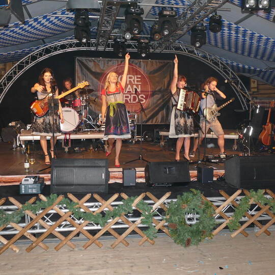 Starke Bühnenpräsenz beim Oktoberfest: Stefanie Hertel und die DirndlRockBand. Silke Fux
