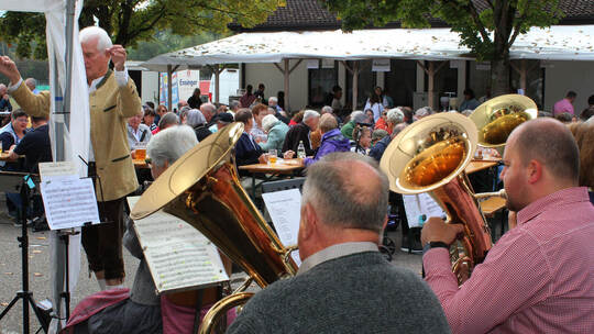 Unter Dirigent Manfred Pfau sorgen die Polkafreunde beim Oktoberfest des Enzberger Musikvereins für gute Stimmung. Prokoph