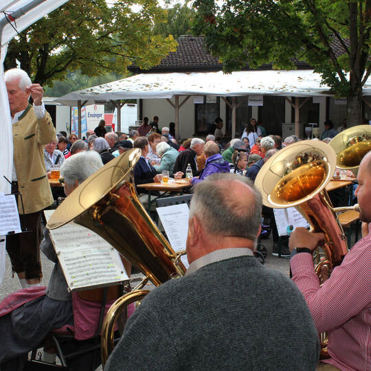 Unter Dirigent Manfred Pfau sorgen die Polkafreunde beim Oktoberfest des Enzberger Musikvereins für gute Stimmung. Prokoph
