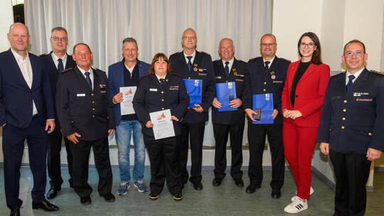 Ausgezeichnete: Erster Bürgermeister Dirk Büscher, Vizepräsident des Landesfeuerwehrverbands Klaus Merz, Verbandvorsitzender Hub