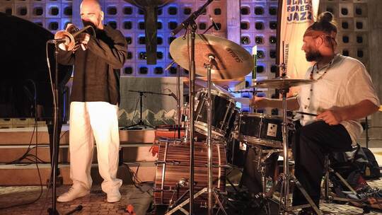 BlackForestJazz-Kurator Sebastian Studnitzky (links) und Schlagzeugers Bodek Janke begeistern die Besucher. Ralf Recklies