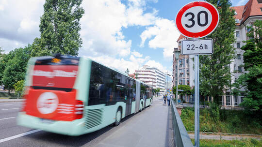Tempo 30 nur nachts, wie hier auf der Goethebrücke, gilt seit Ende August auf viele n Straßen Pforzheims.