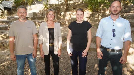 Landschaftsarchitekt Hannes Becker, Anna-Maria Fritz von der katholischen Kirche, Einrichtungsleiterin Kathrin Franke und Bürger