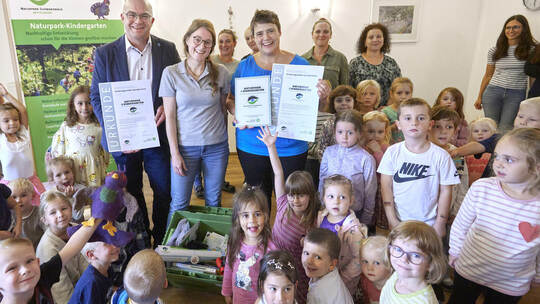 Bei der Auszeichnung zum Naturpark-Kindergarten sind Niefern-Öschelbronns Bürgermeister Uwe Engelsberger, Fränze Stein vom Natur