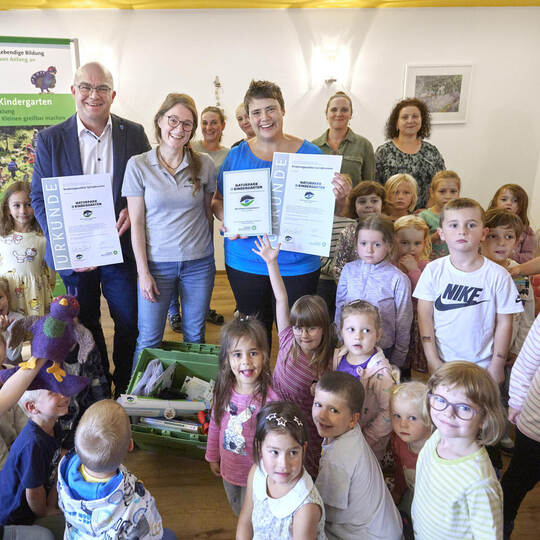Bei der Auszeichnung zum Naturpark-Kindergarten sind Niefern-Öschelbronns Bürgermeister Uwe Engelsberger, Fränze Stein vom Natur