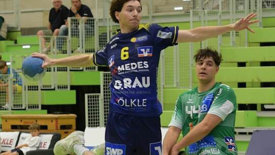 Höhenflug: Die SG Pforzheim/Eutingen II mit Lars Reber (beim Wurf) hat die Tabellenführung in der Oberliga übernommen. Michael R