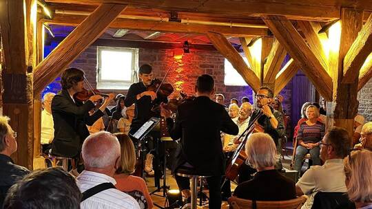 Mateusz Smoczyski (Violine), Michał Zaborski (Viola), Dawid Lubowicz (Violine) und Krzysztof Lenczowski (Cello, von links) überr