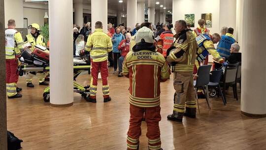 Akribisch werden die betroffenen Patienten im Dobler SRH Gesundheitszentrum erfasst und untersucht. Foto: Kreisfeuerwehrverband Brand in Rehaklinik: 267 Menschen evakuiert