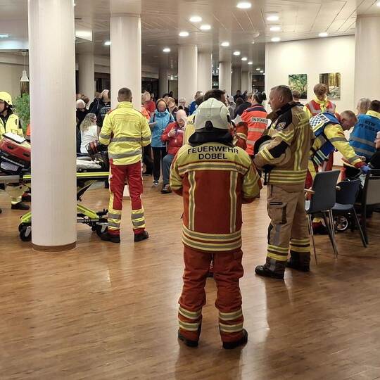 Akribisch werden die betroffenen Patienten im Dobler SRH Gesundheitszentrum erfasst und untersucht. Foto: Kreisfeuerwehrverband Brand in Rehaklinik: 267 Menschen evakuiert