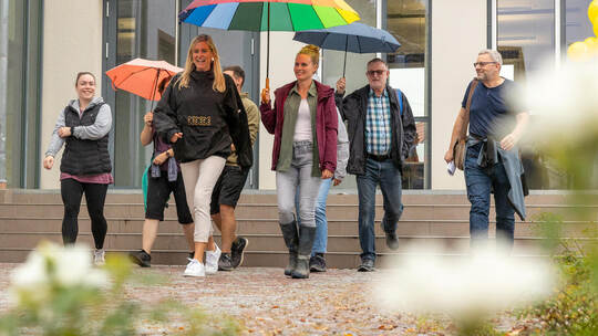 Los geht es in Neuhausen: Vor dem Rathaus begleitet Bürgermeisterin Sabine Wagner ihre Challenge-Koordinatorin Marlene Bohnenber