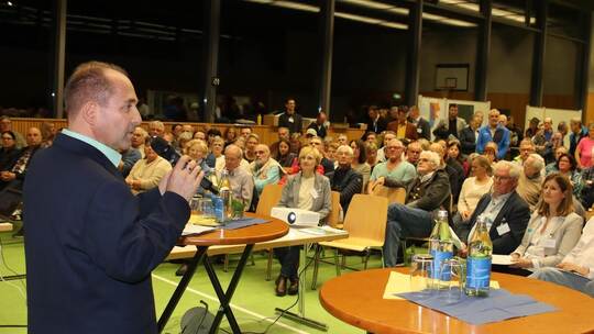 Immer im Gespräch mit den Bürgern: Dafür würdigen die Menschen in der Gemeinde ihren verstorbenen Rathauschef Frank Spottek, hie