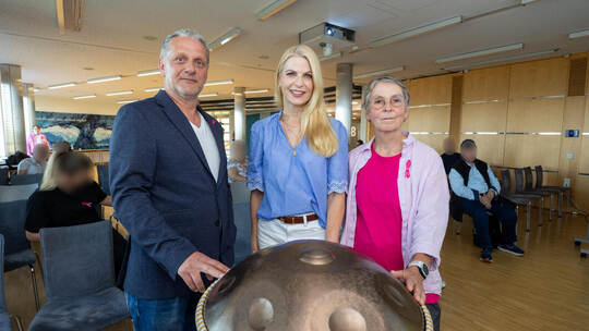 Die Kraft des positiven Denkens vermitteln Ingo Thalmann (Chefarzt der Frauenklinik), Fernsehjournalistin Tanja Bülter und Klang Workshop Siloah "Positiv denken das ist erlernbar