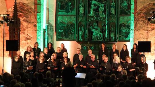 Chorgesang, Solostimmen und viele Klangfarben verschmelzen beim Konzert des Tiefenbronner Chores Joyful zu einem stimmungsvollen