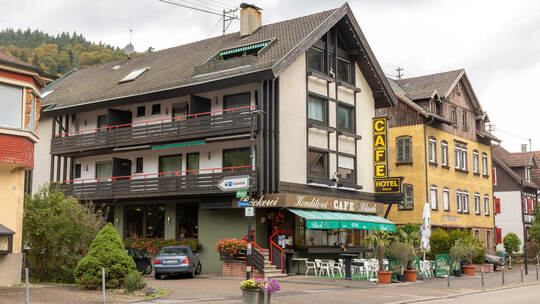 Das Höfener Café Blaich ist ortsbildprägend. Nun wird für das Traditionshaus ein regionaler Investor gesucht. Das vertraute Ersc