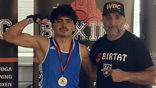 Mousa Asaad (links) und Trainer Ayhan Isik vom Boxcenter Pforzheim. Foto: Boxcenter Pforzheim
