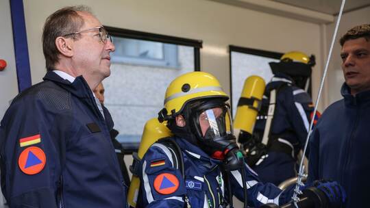 Bundesinnenminister Dobrindt besucht Zivilschutz-Behörden Bundesinnenminister Dobrindt besucht Zivilschutz-Behörden
