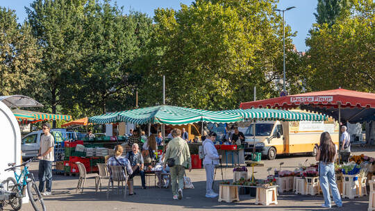 Weniger leere Flächen, mehr Flair: So präsentiert sich nun der Mittwochsmarkt auf dem Turnplatz. Foto: Meyer