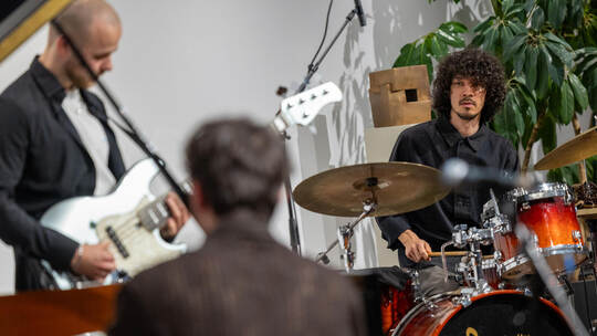 Zu Gast im PZ-Forum: Luca Genze (Bass), Nicholas Stampf (Schlagzeug) ... Black Forest Jazz Luca Schestag Trio