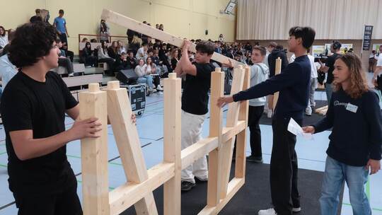 Das Team der Fünf-Täler-Schule in Calmbach war beim Zusammenbauen einer Fachwerkkonstruktion recht fix. Ralf Recklies