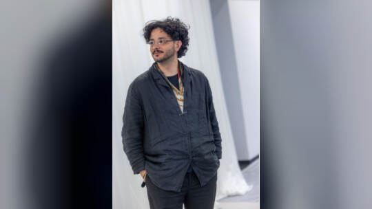 Hat schon einmal mit Björk zu Abend gegessen: Modedesigner Rebar Aziz. Rebar Aziz Ausstellung AETHER im EMMA
