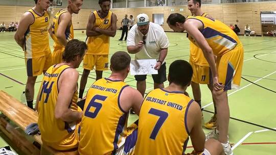 Goldstadt-United-Coach Valentino Abenia (in Weiß) gibt seinen Spielern taktische Anweisungen. Daniel G. Eisen