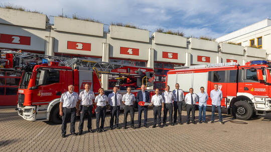 Links die Drehleiter, rechts das Katastrophenschutz-Fahrzeug, davor die freudigen, der Sicherheit aller Pforzheimer verpflichtet