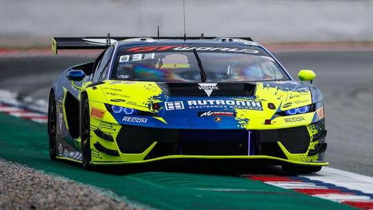 Mit dem blau-gelben Lamborghini gelang Rutronik Racing im Saisonfinale in Barcelona eine spektakuläre Aufholjagd. Foto: Gruppe C
